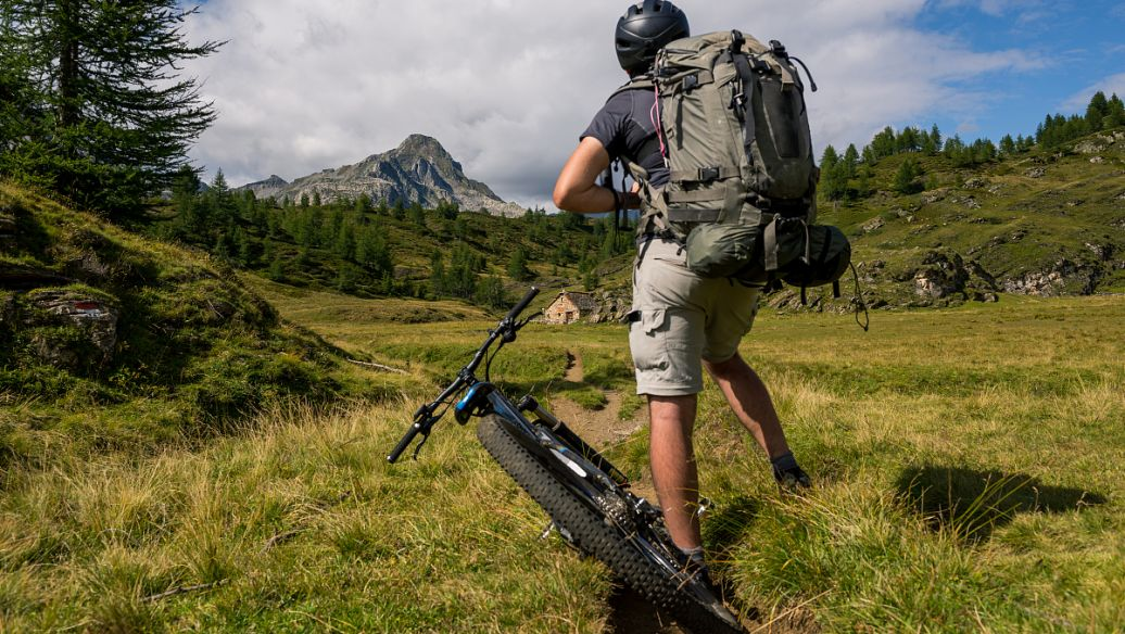 biubiu加速器主界面截图：帕拉斯引擎3.0运行状态与多线路切换指示