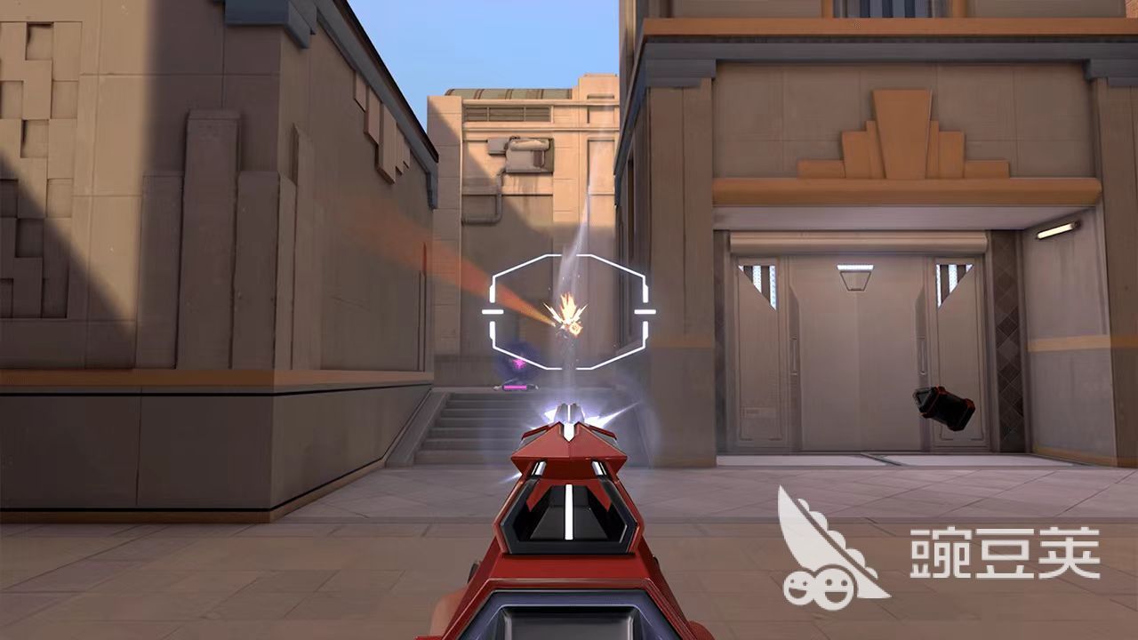 无畏契约游戏界面截图:展示炫酷角色与武器特效,突出账号资产价值